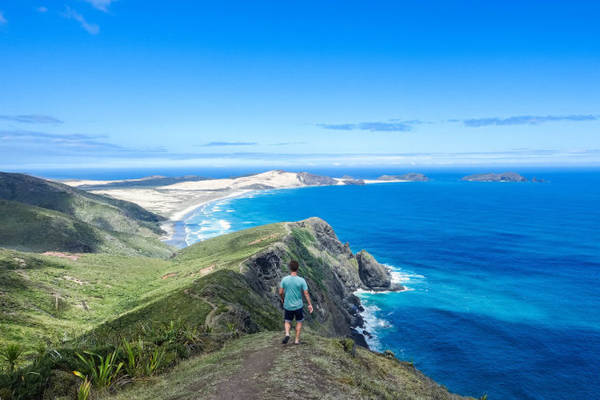 Lúc đầu anh đi đến điểm cực Bắc ở New Zealand, và cảm thấy nơi đây "giống như mơ". Sau đó anh đi về phía nam