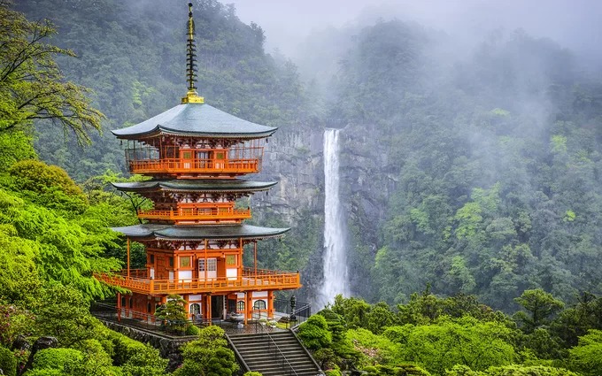 Chùa Seiganto-ji tọa lạc tại tỉnh Wakayama, cao 3 tầng được xây dựng cạnh thác Nachi 133 m, thác nước đơn có dòng chảy không bị gián đoạn cao nhất Nhật Bản. Seiganto-ji được cho là thành lập vào đầu thế kỷ thứ 5 bởi một nhà sư từ Ấn Độ, là một phần trong di sản thế giới “Con đường hành hương và thánh địa vùng núi Kii” được UNESCO công nhận năm 2004. Ảnh: Besthq Wallpapers.