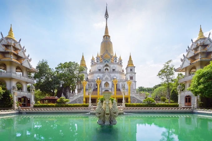 Chùa Bửu Long (hay còn gọi là Thiền viện Tổ Đình Bửu Long) tọa lạc ở quận 9, cách trung tâm TP HCM khoảng 20 km. Khuôn viên chùa rộng hơn 11 ha, nằm trên một ngọn đồi bao quanh bởi rừng cây xanh, hướng ra bờ sông Đồng Nai. Ngôi chùa mang vẻ đẹp riêng so với những địa điểm tâm linh khác trong nước, do có sự kết hợp của kiến trúc từ Ấn Độ, Myanmar, Thái Lan và Việt Nam. Bảo tháp trong chùa có tên Gotama Cetiya, là bảo tháp lớn nhất Việt Nam với chiều cao 70 m cùng bốn tháp phụ xung quanh. Trước mặt tháp là hồ nước hình bán nguyệt với màu xanh ngọc, được xem là điểm nhấn giúp ngôi chùa thêm lộng lẫy. Ảnh: Renan Gicquel.