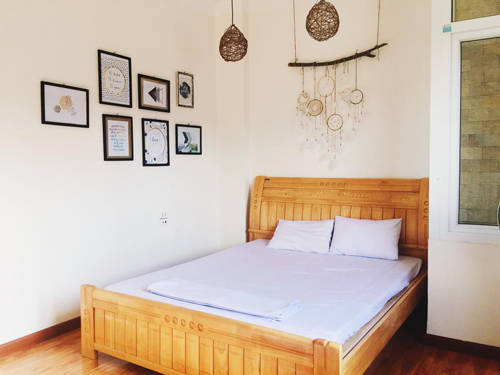 Primrosé Homestay Cao Bang Homestay là một căn nhà 2 tầng với 4 phòng, trong đó 2 phòng riêng và 2 phòng giường tầng, nằm ở đường Hồng Việt, trung tâm thành phố Cao Bằng, gần chợ nên dễ tìm. Trong đó phòng riêng có giường đôi, giá 275.000 đồng. Nếu ở 3 người phí thêm 100.000 đồng.