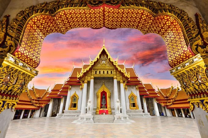 Chùa Wat Benchamabophit tại Bangkok, Thái Lan hoàn thành vào năm 1911 và còn được gọi là chùa Cẩm Thạch do xây bằng đá cẩm thạch nhập khẩu từ thị trấn Carrara, Italy. Bên trong chính điện là nơi thờ những bức tượng Phật Shinnarat, phía sau điện chính là một phòng trưng bày hiện vật 52 bức tượng Phật. Ảnh: My Thailand Tours.