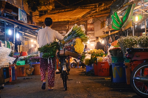 Đến chợ, bạn đừng quên đi sâu bên trong, qua những con hẻm nhỏ để khám phá nhiều hơn. Sau khi tham quan một vòng bạn có thể ăn một tô hủ tiếu hay uống ly cà phê ở phía trước cổng trước khi ra về. Tại, Sài Gòn, chợ Hồ Thị Kỷ là điểm chơi đêm ngoài phố Tây Bùi Viện, chợ Bến Thành hay các hàng quán mở cửa 24/24