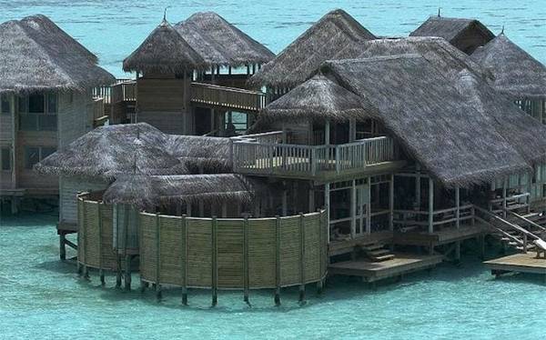 Gili Lankanfushi, Maldives Gili Lankanfushi là khu nghỉ dưỡng nổi hoàn toàn đầu tiên ở Maldives. 44 căn biệt thự đều được làm từ những vật liệu tự nhiên, bao gồm gỗ và nguyên liệu truyền thống, và có cả hiên phơi nắng trên mặt nước. Du khách có thể đắm mình vào nhiều hoạt động dưới nước như lặn, lướt ván, và du ngoạn với cá heo.