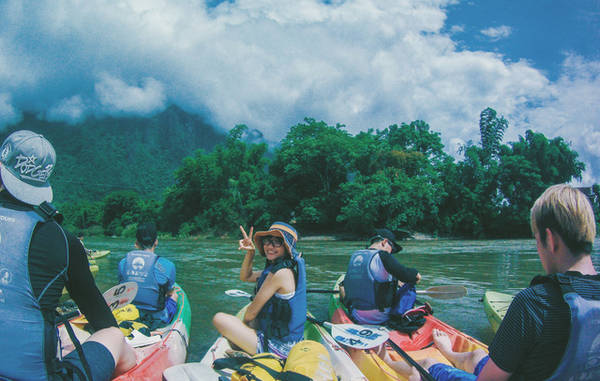 Chuẩn bị bắt đầu hành trình trèo thuyền kayak trên sông Nam Song. Ảnh: Mai Hương