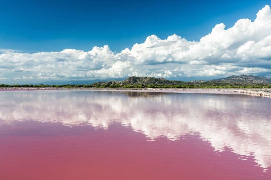 4. Hồ Retba, Senegal: Hồ nước muối tự nhiên siêu thực này là một điểm du lịch hấp dẫn của Senegal. Do lượng muối trong hồ cùng một loại vi khuẩn đặc biệt sinh sống dưới đáy đã góp phần làm cho nước ở đây biến thành màu hồng. Đặc biệt, gió ở đây càng mạnh, màu hồng càng thêm rõ rệt.