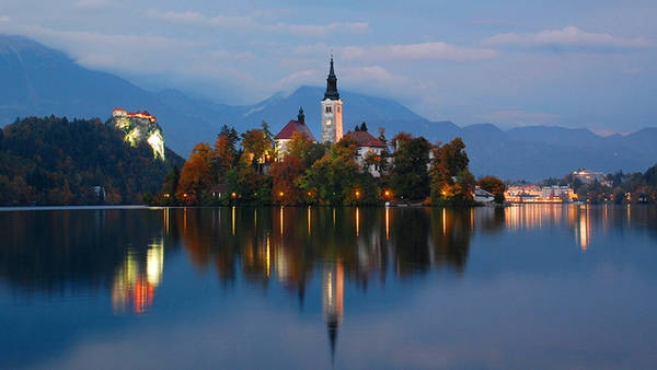 Hồ Bled, Slovenia Dòng nước màu ngọc lục bảo, góc nhìn dãy Alps Julien hùng vĩ cùng nhà thờ cổ trên một hòn đảo khiến hồ Bled trở thành một trong những điểm đến nổi tiếng ở Slovenia. Hồ có chiều dài 2.120 m, rộng 1.380 m và độ sâu tối đa 30,6 m, là một hồ tuyệt đẹp được hình thành từ kỷ nguyên băng hà. Ảnh: Wekipedia.