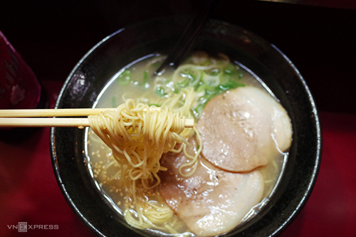 Mì ramen Hakata là món ăn du khách không thể bỏ qua khi ghé thăm Fukuoka. Ảnh: Phong Vinh.