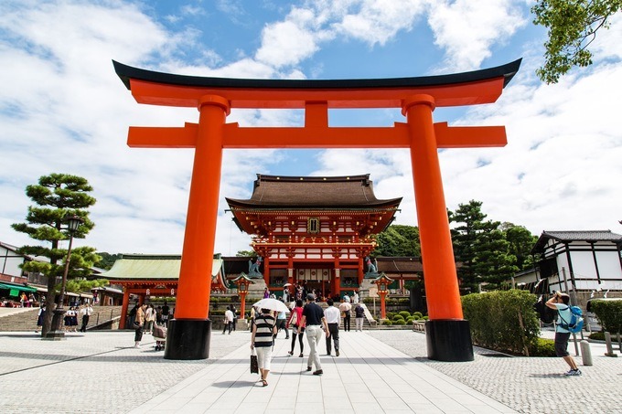 Đền Fushimi Inari Taisha, Kyoto Ngôi đền được thành lập vào năm 711 dưới chân núi Inari, để cầu mùa màng bội thu. Cho đến năm 1499, các kiến trúc đã được hoàn thiện. Nữ thần được thờ ở đền là Inari, thần cai quản lúa gạo. Ảnh: Not Bored NY.