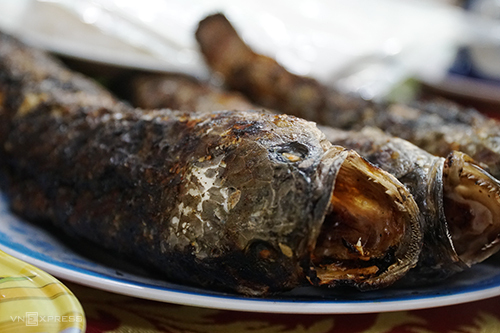 Cá lóc nướng Đây là món quen thuộc của người dân miền Tây Nam bộ, được phục vụ nhiều trong các nhà hàng, quán ăn. Những con cá lóc tươi rói sau khi bắt dưới mương lên được xiên vào một que tre để nướng. Cá toả mùi thơm nức mũi ngay khi còn trong than đỏ. Sau khi chín, cá dọn ra đĩa cùng rổ rau sống, bánh tráng, chén nước chấm chua cay. Bạn có thể chọn cách cuốn cá cùng bánh tráng hoặc ăn kèm với bún tươi. Thịt cá lóc nướng trui cho vị ngọt, chắc béo. Suất ăn được tính tiền theo cân nặng của cá.
