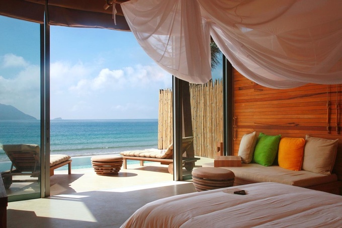 Khu nghỉ dưỡng Six Senses Côn Đảo, Việt Nam được đánh giá là công trình có thiết kế thân thiện với môi trường. Tận dụng được những làn gió mát từ đại dương, resort giảm bớt được việc sử dụng điều hòa. Khu nghỉ năm sao này còn góp phần bảo tồn rùa biển, phục hồi nhiều bãi đẻ cho rùa trong khuôn viên. Khách ở đây sử dụng chai thủy tinh và ống hút bằng sả thay cho chai và ống hút nhựa. Ảnh: Booking.