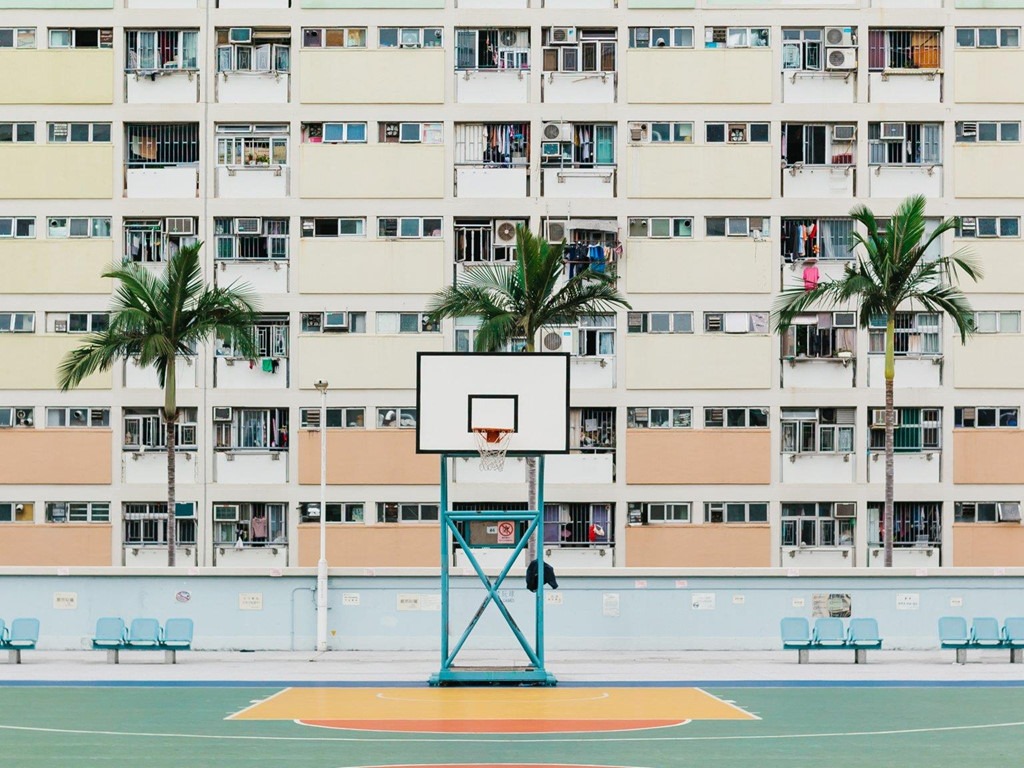 5. Khu vui chơi công cộng ở Hongkong: Sau khi bức ảnh chụp khu vui chơi công cộng Choi Hung trở nên nổi tiếng và đoạt giải thưởng nhiếp ảnh năm ngoái, rất nhiều người đã kéo tới đây để check-in. Sân bóng rổ này thường xuyên trong tình trạng quá tải, gây ảnh hưởng trực tiếp tới những người sống xung quanh.