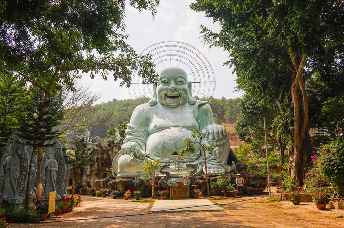 Phía sau chùa, bên trái là tượng Phật Di Lặc lộ thiên cao 12,5 m xây dựng năm 2000, có kích thước lớn nhất tỉnh Lâm Đồng. Bên trong bụng Phật được chia thành 3 tầng để trưng bày và là nơi Tăng chúng hội họp.
