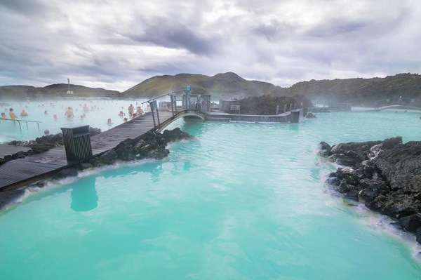 Blue Lagoon, Iceland: Blue Lagoon là một trong những điểm tham quan được nhiều người ưa thích nhất của Iceland. Nơi đây là một spa địa nhiệt giàu khoáng chất, được hình thành vào năm 1976, do tác động của nhà máy điện gần đó. Mọi người bắt đầu tắm trong vùng nước ấm này vào đầu những năm 80 của thế kỷ 20 và spa chính thức khai trương vào năm 1992. Ảnh: Nido Huebl/Shutterstock.