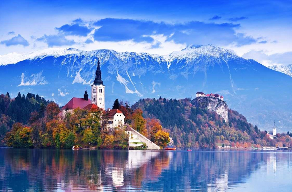 5. Bled, Slovenia: Thị trấn này là điểm du lịch nổi tiếng nằm sát hồ băng Bled ở cao nguyên Carniola, có độ cao 507 m. Ngoài khung cảnh thiên nhiên đẹp như truyện cổ tích, du khách tới đây còn có thể tham quan lâu đài Bled hay Nhà thờ Mary để tìm hiểu về lịch sử của thị trấn. Ngoài ra, ở đây bạn còn có thể tham gia những chuyến đi bộ đường dài, cưỡi ngựa, chơi golf hoặc thư giãn tại những suối nước nóng.