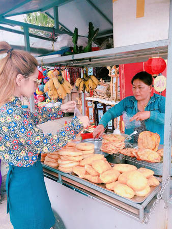 Cô nàng thừa nhận mình là tín đồ ăn vặt, "muốn ăn hết cả Hội An": "Đồ ăn ngon, không thể nào cầm lòng trước tàu hũ, bánh tiêu bánh khoai bánh chuối, cơm gà, mì Quảng, cao lầu, bánh bèo, hến xào, chè bắp... muốn ăn hết tất cả". Đây đều là những món ăn có giá rẻ, bán bên lề đường, du khách có thể dễ dàng mua vừa ăn vừa đi dạo khám phá phố cổ.