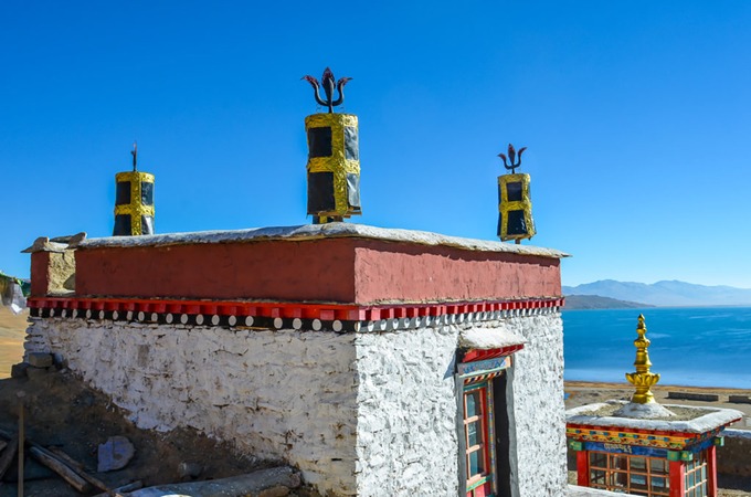 Hồ nước này là điểm đến hành hương lớn cho các tín đồ Phật giáo, Ấn Độ giáo. Dọc theo bờ hồ Manasarovar là năm tu viện Phật giáo, nổi tiếng nhất là Chiu ở phía tây bắc. Giống như các điểm đến khác ở Tây Tạng, cách duy nhất để tới hồ Manasarovar là đăng ký một tour du lịch thông qua một đơn vị địa phương. Bạn có thể tới Tây Tạng một mình hay theo nhóm, nhưng bắt buộc phải có giấy phép du lịch, hướng dẫn viên, phương tiện và tài xế. Ảnh: The Land Of Snows.