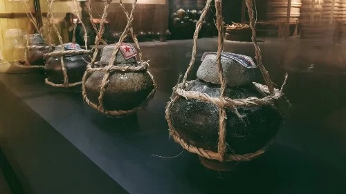 Sau cùng, du khách sẽ được thỏa mãn nhu cầu không thể thiếu khi đi Phan Thiết là mua quà đặc sản nước mắm với những tĩn gốm độc đáo theo công thức 300 năm của ông tổ nghề Trần Gia Hòa, với quai xách dây thừng trong hộp xưa.