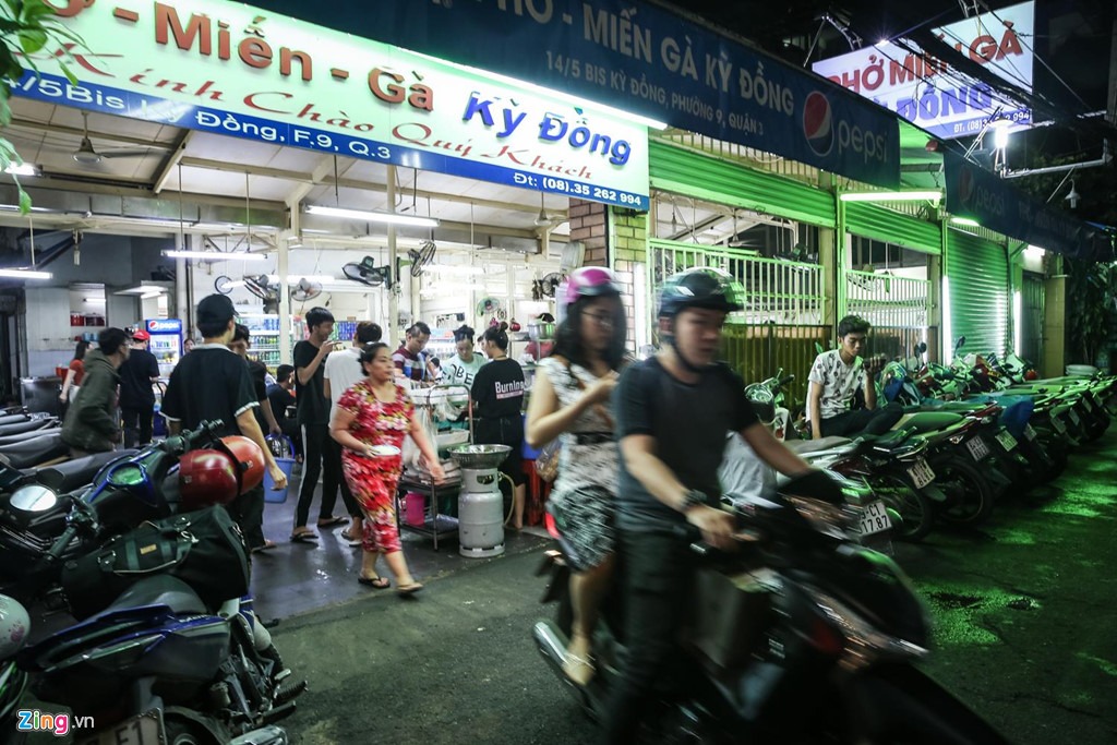 Từ những năm 1975, người dân Sài Gòn đã quá quen với xe hủ tiếu gà rong ruổi khắp quận 3. Khi công việc kinh doanh khấm khá, chủ quán tìm đến con hẻm 14 Kỳ Đồng để xây dựng mặt bằng. Lượng khách ra vào tấp nập kéo theo các quán café và xe trái cây, đồ ăn vặt trong con hẻm nhỏ này.