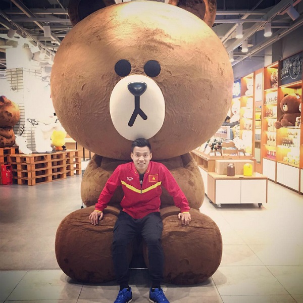 Vũ Văn Thanh vui vẻ check in cùng chú gấu bự tại cửa hàng Line ở Seoul (Hàn Quốc).