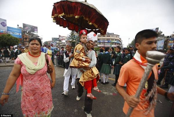 Khi trở thành Kumari, Yunika vẫn sống cùng cha mẹ nhưng họ phải nghỉ việc để trở thành người chăm sóc toàn thời gian cho cô bé. Yunika không được phép rời khỏi nhà, trừ những dịp lễ thánh và chân của cô bé sẽ không bao giờ chạm đất. Yunika sẽ luôn được bế, kiệu khi cần di chuyển, ngay cả ở nhà. Mẹ của cô bé phải học để trang điểm cho con thành thạo. Ảnh: Reuters.