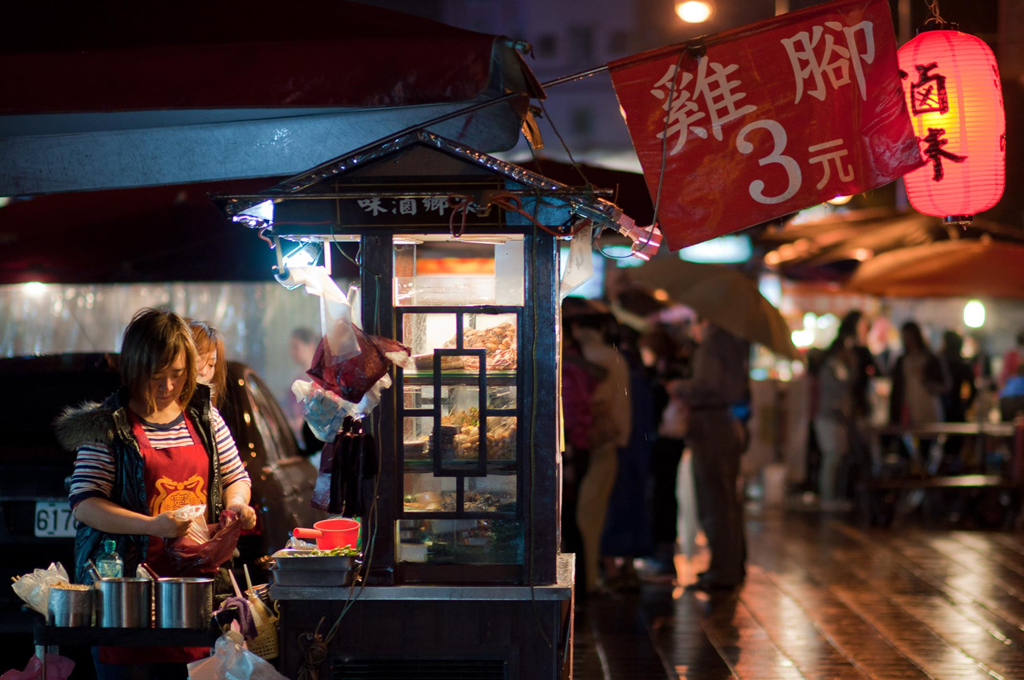 Khi mới hoạt động cách đây hơn 60 năm, chợ đêm Ninh Hạ (Đài Loan, Trung Quốc) chuyên bán quần áo và phụ kiện. Hiện tại, nơi đây là thiên đường ẩm thực ở thành phố Đài Bắc. Ảnh: Shutterstock.