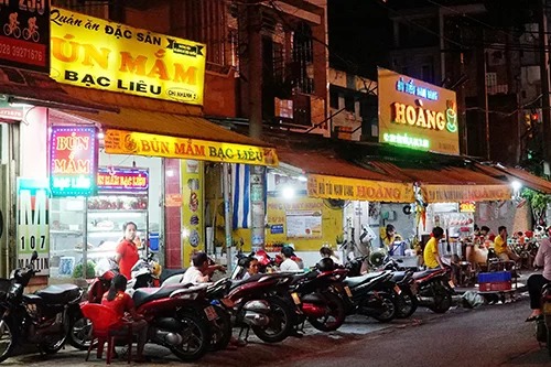 Các quán ăn trên đường Vĩnh Viễn khá đa dạng.