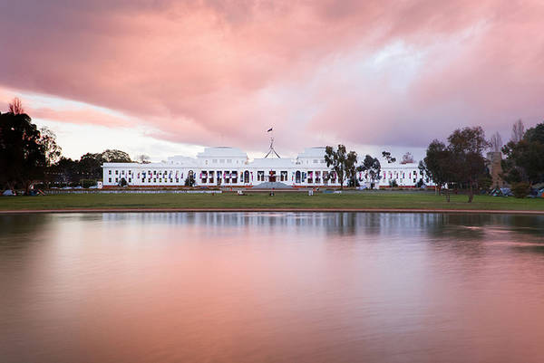 Canberra, Australia Tòa nhà Quốc hội cũ ở Canberra là điểm nóng cho các tour săn ma. Nhiều người tin có thể nhìn thấy bóng ma của một số cố nguyên thủ lang thang trong sảnh.Người dân vẫn rỉ tai nhau rằng linh hồn của cố thủ tướng Ben Chifley vẫn lẩn khuất đâu đó trong khách sạn Kurrajong, nơi ông lên cơn đau tim rồi qua đời vào năm 1951. Ảnh: Wikipedia.