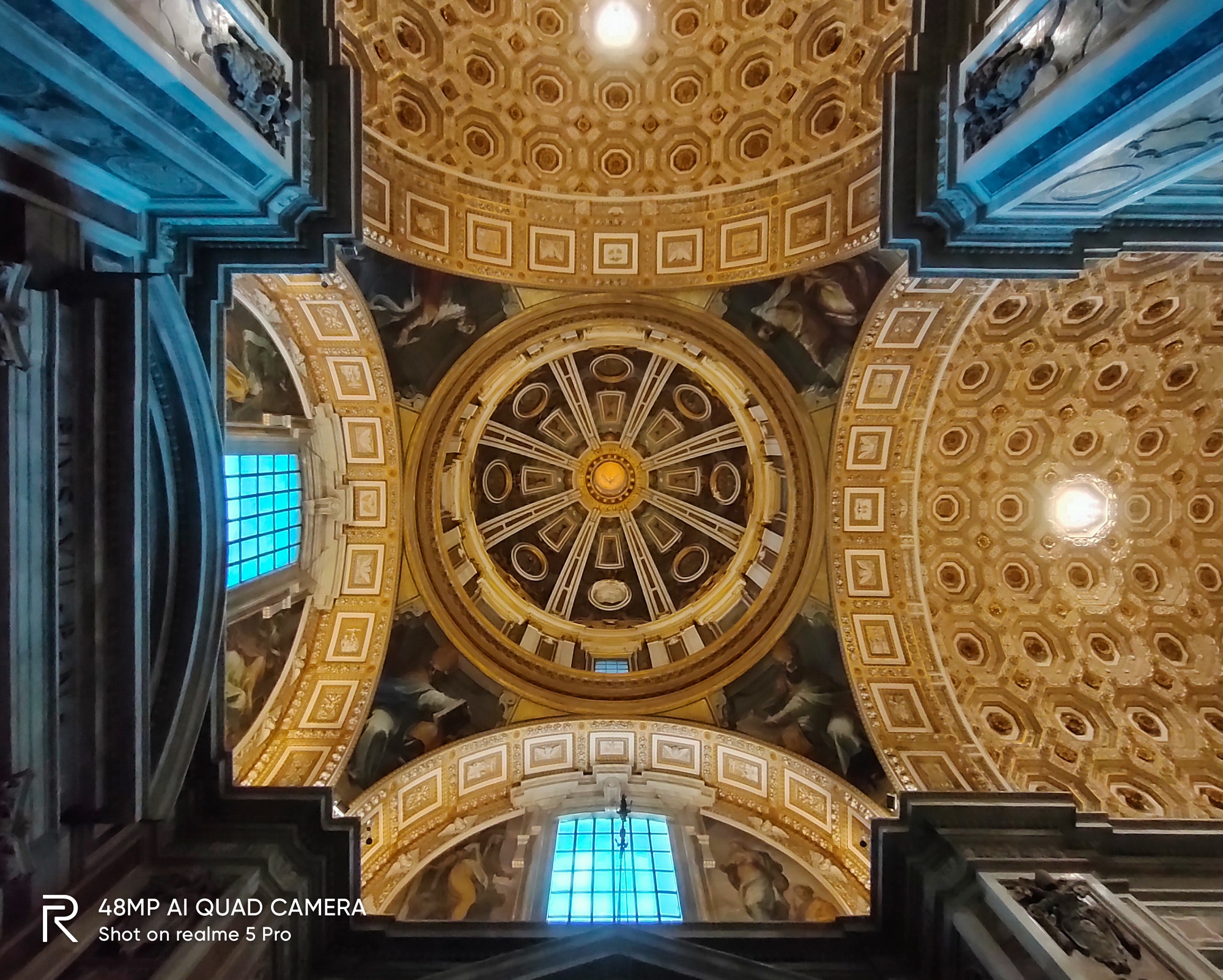 Mái vòm của nhà thờ St. Peter được chụp bằng camera góc rộng điện thoại Realme Pro 5