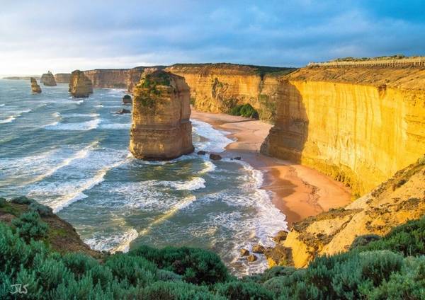 Các khối đá Twelve Apostles, Australia Twelve Apostles (hay Mười hai sứ đồ) là một dãy các khối đá vôi khổng lồ nằm bên bờ biển thuộc Vườn quốc gia Port Campbell, Australia. Phong cảnh tự nhiên này được hình thành do các hoạt động địa chất và sự dịch chuyển của các đại dương qua hàng nghìn năm.