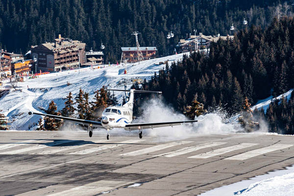Sân bay Courchevel nằm tít trên núi cao. Ảnh: Roberto Chiartano/Shutterstock