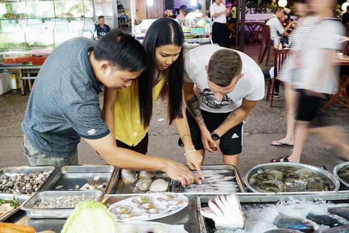 Nơi đây chủ yếu bày bán sản phẩm địa phương, hải sản tươi sống, đồ thủ công mỹ nghệ. Một trong những trải nghiệm hấp dẫn nhất ở chợ đêm Phú Quốc là thưởng thức ẩm thực.