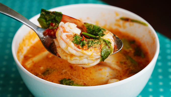 Tom Yum (canh truyền thống) Đây là món súp cay, rất nổi tiếng ở Thái Lan. Món ăn là sự kết hợp của những loại hải hải tươi ngon, các loại gia vị tạo ra vị chua và cay nồng. Bạn còn cảm nhận được vị béo ngậy từ nước cốt dừa cùng các loại rau thơm. Nguyên liệu chính của món ăn được làm từ tôm hoặc thịt gà, nấm, lá chanh Thái, riềng, sả, nước dừa... Tùy từng nơi nguyên liệu của món này có thể thay đổi với các loại hải sản khác nhau. Món ăn dễ dàng tìm thấy tại các quán đường phố hoặc nhà hàng, giá dao động từ 100 baht (hơn 70.000 đồng). Ảnh: Phong Vinh.