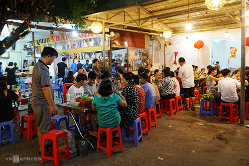 Quán mở cửa từ 10h đến 22h mỗi ngày. Từ khoảng 15h, những dãy bàn trong và ngoài quán dần lấp đầy thực khách cho đến tối muộn. Hết lượt này đến lượt khác, khách đa phần là người đi du lịch, bên cạnh người dân. Không gian quán đơn giản, điểm nhấn là những bức hình của chủ quán chụp cùng các nghệ sĩ nổi tiếng ở Việt Nam.
