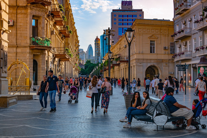 Tour du lịch hấp dẫn Hiện khách du lịch tại Azerbaijan chủ yếu đến từ những quốc gia láng giềng như Nga, Iran, Thổ Nhĩ Kỳ, các nước Arab và một số từ châu Âu. Chính phủ Azerbaijan mong muốn đón thêm khách từ các nước châu Á, gồm cả Việt Nam, do đó có nhiều chương trình xúc tiến quan hệ hợp tác giữa các công ty lữ hành giữa hai nước. ​Ông Anar Imanov, Đại sứ Azerbaijan tại Việt Nam, nhận định du khách Việt hiện nay có rất nhiều lựa chọn hấp dẫn khi đi theo tour của một số đơn vị như Vietravel, HanoiRedtours, Hoàng Việt Travel, Phòng vé Thuận An... với đường bay giá cả hợp lý do Qatar Airways cung cấp. "Tôi sốc khi biết giá các khách sạn ở Baku dành cho khách Việt, ngay cả tôi cũng không thể đặt phòng với giá đó. Các công ty Azerbaijan rất quan tâm đến thị trường Việt Nam, do đó họ cung cấp phòng khách sạn tốt với giá rất rẻ để thu hút du khách", ông Imanov tiết lộ. Ảnh: Camel KW/Flickr.