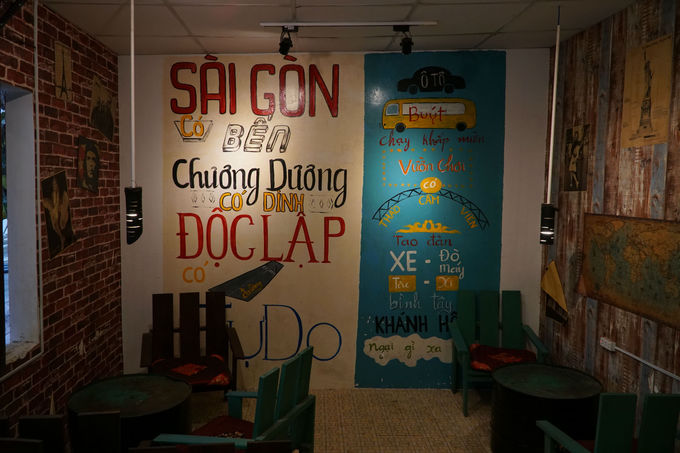 Ngoài sân vườn, quán cà phê còn có không gian trong phòng, với bức tường được vẽ bích họa, nhắc lại những địa danh ở Sài Gòn.