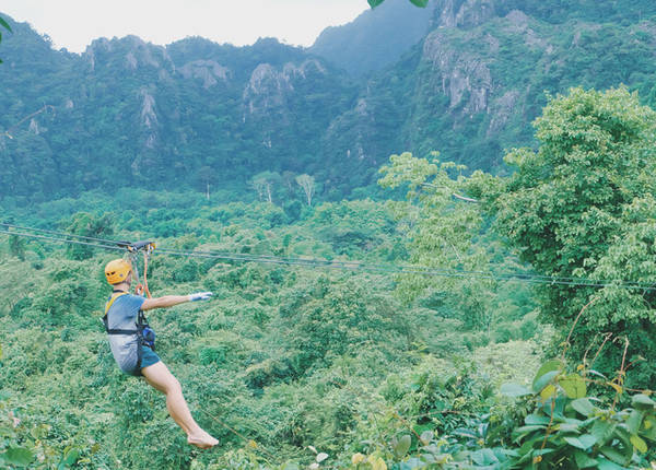 Trượt zipline ở Vang Vieng sẽ cho bạn cảm giác lao đi vun vút trong không khí...