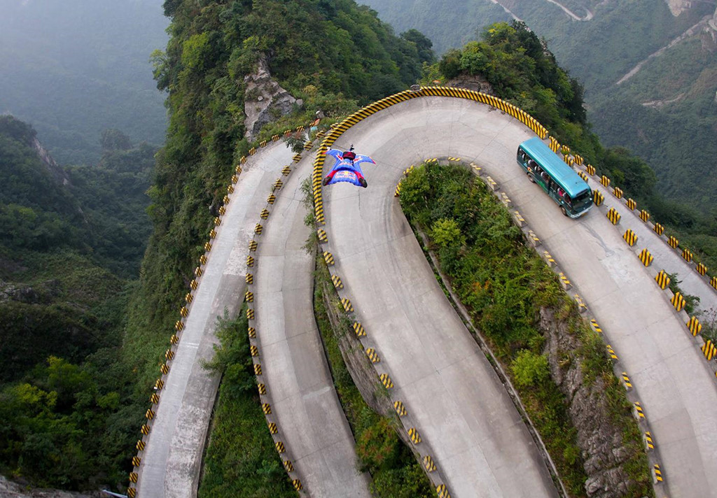 Kết thúc chuyến đi, du khách có thể trải nghiệm cảm giác mạnh khi vượt qua 99 khúc cua dài 11 km xuống chân núi. Tạp chí Dangerous Road từng gọi đây là cung đường nguy hiểm nhất thế giới với điểm cao nhất nằm ở độ cao 1.300 m so với mực nước biển. Trung Quốc bắt đầu xây con đường này từ năm 1998 và tốn 8 năm để hoàn thành.