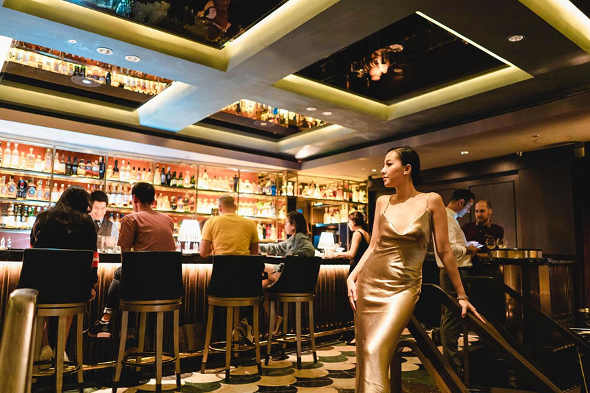 Manhattan là nơi Băng Di tận hưởng nhịp sống về đêm tại Singapore.