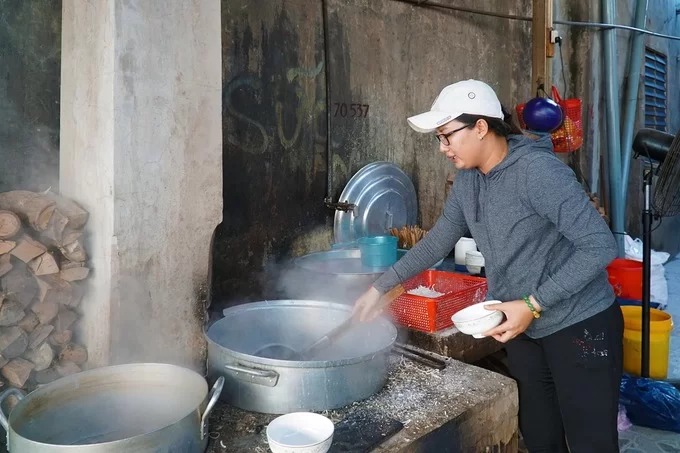 Do trước kia quán nằm gần một cái lò rèn, lâu ngày khách quen gọi đây là "bánh canh lò rèn". Hiện con gái cô Năm Hải, chị Dương Ngọc Diễn (32 tuổi) duy trì bếp này và các công thức nấu nướng.