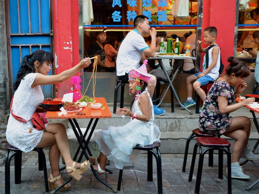 Trung Quốc: Tiền tip không phải là một phần của nền văn hoá Trung Quốc và phần lớn các nhà hàng, khách sạn hay quán bar đều không yêu cầu khoản tiền này. Tuy nhiên, gần đây, việc để lại tiền tip đang dần trở nên phổ biến hơn. Ảnh: Angela Ostafichuk/Shutterstock.