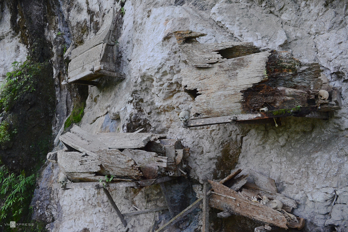 Đi xa hơn về phía bìa rừng phía nam Tana Toraja, bạn sẽ vào nơi người khuất được chôn cất bằng cách treo quan tài trên những vách đá cheo leo bằng tấm đỡ gỗ và dây thừng. Chiếc hòm sẽ nằm trên đó từ vài năm đến hàng chục năm trước khi rơi xuống đất. Ngoài ra, dân làng tạo nên những hốc đá có chiều dài khoảng 2 m rồi đặt những chiếc hòm vào trong. Hình thức này phổ biến ở làng Pala Tokke.
