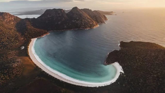 Vịnh Wineglass: Nơi tốt nhất để lặn Vịnh Wineglass nằm giữa công viên quốc gia Freycinet, bang Tasmania và cách Hobart ba giờ lái xe về phía bắc. Bến cảng của vịnh là nơi những đỉnh đá granite màu hồng tiếp giáp với một bãi cát hình vỏ sò, bên làn nước biển mát lạnh. Ảnh: CNN.
