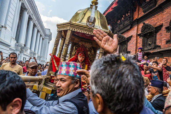 Cô bé Yunika là một Kumari - một trong những vị thánh sống của truyền thống hàng trăm năm của Nepal. Người dân Nepal tin rằng bất kỳ ai dù chỉ có cơ hội thấy thấp thoáng bóng dáng của Kumari, đều sẽ gặp phước lành. Ảnh: Stephanie Sinclair.