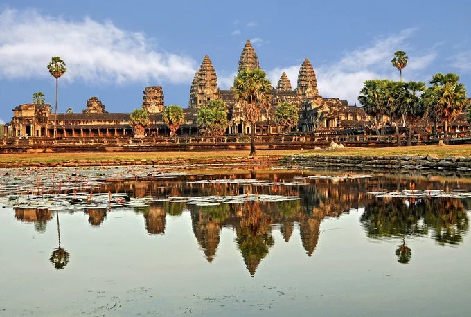 Nằm cách Siem Reap khoảng 6 km về phía bắc, đền Angkor Wat được vua Suryavarman II xây dựng vào nửa đầu thế kỷ 12. Diện tích của cả quần thể kéo dài hơn 400 km2, bao quanh bởi một hào nước sâu và rộng. Sự rộng lớn của công trình được nhiều người mô tả như thiên đường nơi hạ giới. Ban đầu, Angkor Wat được xây dựng để thờ Vishnu, một vị thần Hindu, nhưng sau này do sự du nhập và phát triển mạnh của đạo Phật, Angkor Wat đã chuyển sang thờ Phật giáo vào gần cuối thế kỷ 12. Các đền Angkor đều nằm bên trong Công viên khảo cổ Angkor. Có thời gian quần thể này từng bị lãng quên. Đến cuối thế kỷ 19, các nhà khảo cổ phương Tây mới tiếp tục tìm hiểu về quần thể đền đài này và đưa vào khôi phục trong khoảng các năm 1907 - 1970. Toàn bộ Angkor Wat được xây bằng đá sa thạch và đá tổ ong, nổi bật và đặc trưng với lối điêu khắc cổ đại. Dù trải qua nhiều thế kỷ, những ngôi đền trong quần thể vẫn gìn giữ được vẻ đẹp và thường xuyên có người đến thờ cúng. Angkor Wat được UNESCO công nhận là di sản văn hóa thế giới năm 1992. Ảnh: Tipnadovolenku.