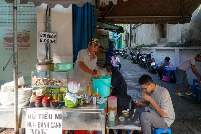 Không nổi tiếng nhưng hàng trăm quán ăn bình dân nằm trước các con hẻm vẫn là sự lựa chọn của nhiều người Sài Gòn. Đó có thể do hương vị quen thuộc hoặc sự tiện lợi, giá cả phù hợp.