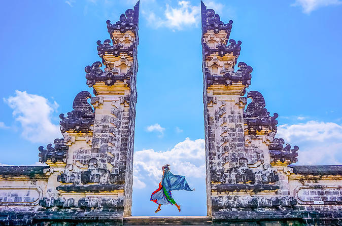Một trong những cánh cổng chia đôi đặc trưng nhất của Bali nằm tại đền Pura Lempuyang, một trong sáu ngôi đền Hindu linh thiêng nhất hòn đảo. Ngoài ra, cổng Candi Bentar còn xuất hiện trong các khu nghỉ dưỡng và sân golf. Ảnh: Bali Tour.