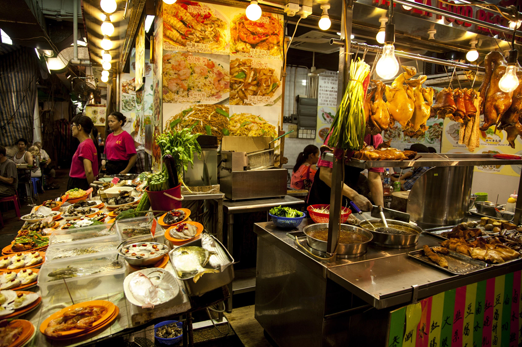 Các quán ăn ở chợ bán đủ loại từ hải sản, cơm niêu, mì đến dimsum. Bên cạnh đó, du khách có thể thưởng thức loại hình nghệ thuật truyền thống của Hong Kong như biểu diễn kinh kịch. Ảnh: Shutterstock.