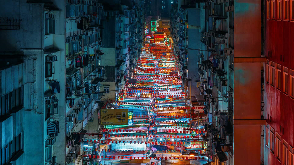 Khi màn đêm buông xuống, những con phố ở Hong Kong (Trung Quốc) trở nên sống động hơn với các ánh đèn rực rỡ. Ngoài bến cảng Victoria, chợ đêm Miếu Nhai là một trong những điểm thu hút du khách nhiều nhất với hơn 100 gian hàng mang đậm nét văn hóa địa phương. Ảnh: Redit.