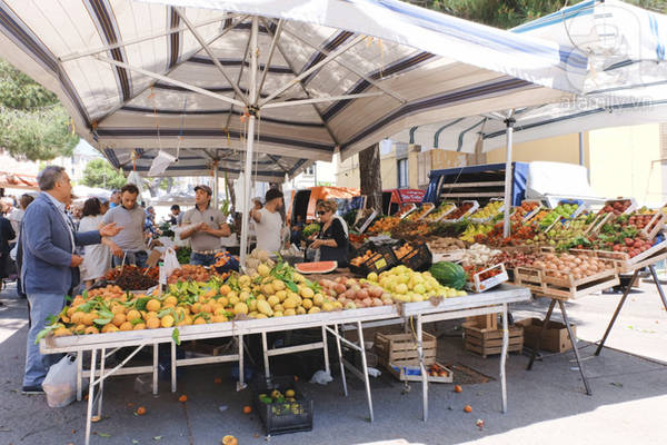  Chợ nông sản ở Italia chỉ có trái cây, củ quả chứ không có thịt cá như ở chợ Việt.