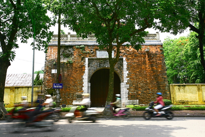 Năm 1805, do Thăng Long không còn là kinh đô, vua Gia Long đã cho xây dựng thành mới, mang tên Bắc thành, có quy mô nhỏ hơn nhiều so với thành Thăng Long. Năm 1831, vua thứ hai của nhà Nguyễn là Minh Mạng cho đổi tên Thăng Long thành tỉnh Hà Nội. Bắc thành có tên là thành Hà Nội.